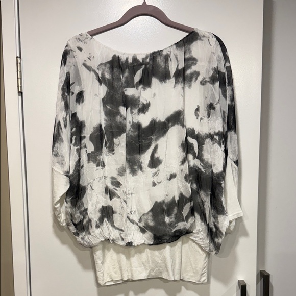 Elegant Monochrome Blouse - Picture 3 of 3